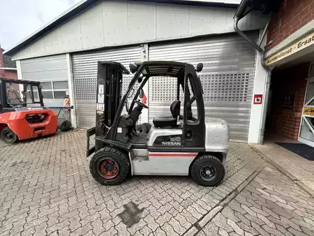 Dieselový VZV 2008 Nissan YG1D2A300 (1)
