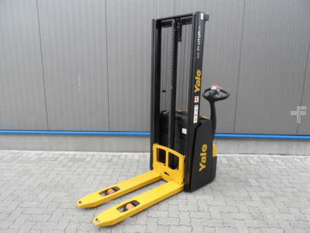 Stacker pedestre 2023  Yale MS10E (1)