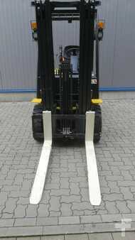 LPG Forklifts 2023  Yale GLP25UX (4)