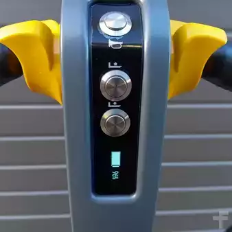 Transpaleta eléctrica 2026  Yale MPC15 (7)