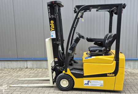 Chariots électriques à 3 roues 2016 Yale ERP15VC (2)