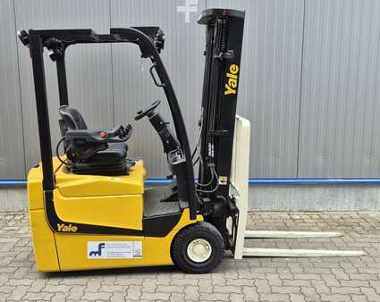 Chariots électriques à 3 roues 2016 Yale ERP15VC (3)