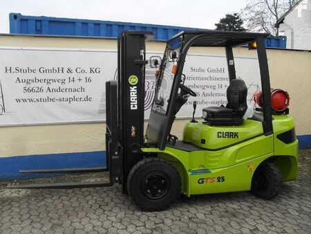 Carrello elevatore a gas 2021  Clark GTS25L (1)