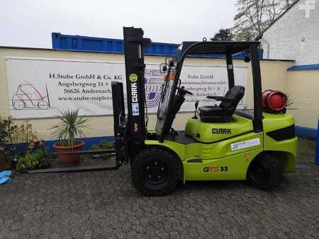 Propane Forklifts 2022  Clark GTS33L (1)