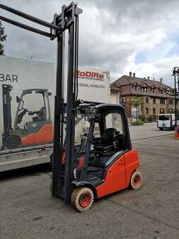 Treibgasstapler 2011 Linde H20 T-01 (3)