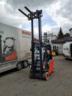 Treibgasstapler 2011 Linde H20 T-01 (4)