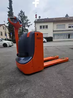 Elektromos emelőkocsik 2009 Linde T 16 (3)