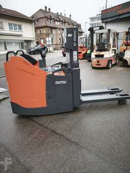 Gerbeurs à conducteur porté debout 2022  Toyota SPE200D (2)