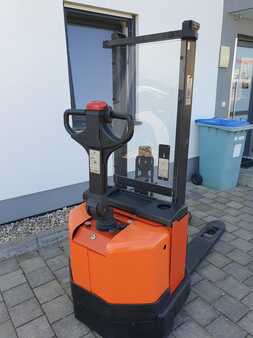 Pallet Stackers 2005  BT SWE120 (1)