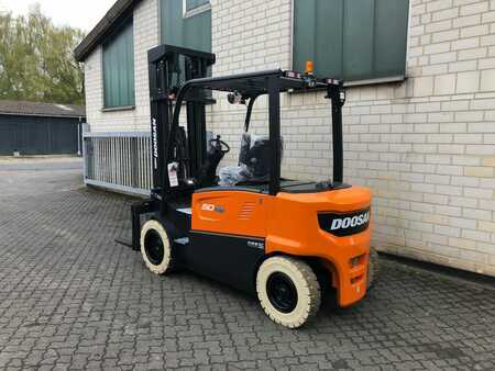 Eléctrica de 4 ruedas - Doosan B 50 X- 7 (2)