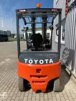 Chariots électriques à 4 roues 2015 Toyota 8FBMT35 (3)
