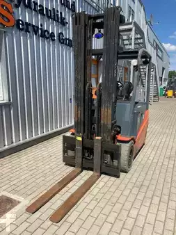 Elektro 4 Rad 2015  Toyota 8FBMT35 (2)