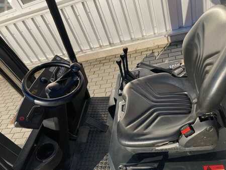 Gázüzemű targoncák 2007  Still R70-20T Compact (7)