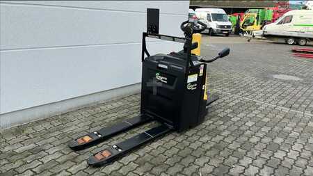 Electric Pallet Trucks 2023  Hyster P 2.0 S (1)
