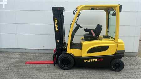 Chariot 4 roues électrique 2023  Hyster J 2.5XN (1)