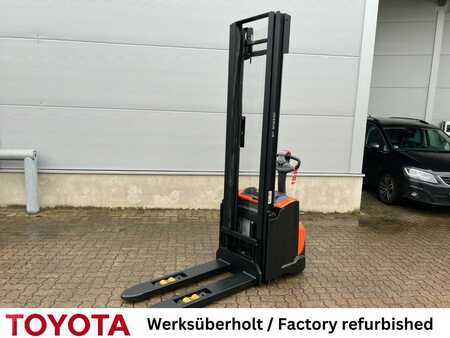 Wózek wysokiego podnoszenia 2019  Toyota SWE 120 L (1)