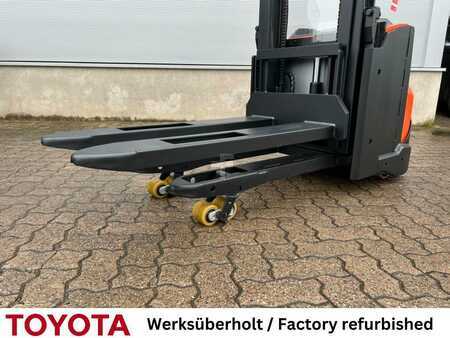 Wózek wysokiego podnoszenia 2019  Toyota SWE 120 L (2)