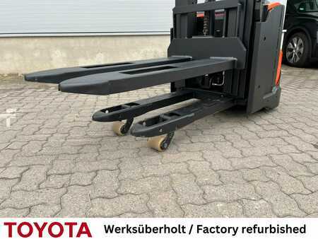 Apilador eléctrico 2020  Toyota SWE 140 L / Akku überh.! (2)