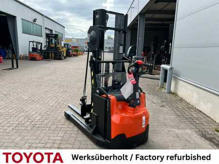 Apilador eléctrico 2019  Toyota SWE 120 XR / Akku überh! (5)