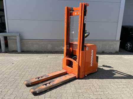 Magasemelésű béka 2012  Doosan LEDS 16 I / 750 Std.! (1)