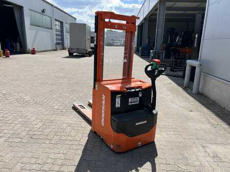 Magasemelésű béka 2012  Doosan LEDS 16 I / 750 Std.! (3)