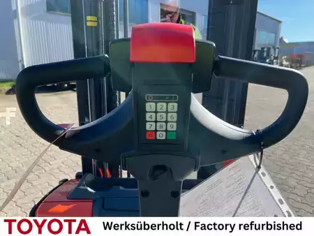 Ruční vysokozdvižný vozík 2020  Toyota SWE 120 / Akku 2026! (4)