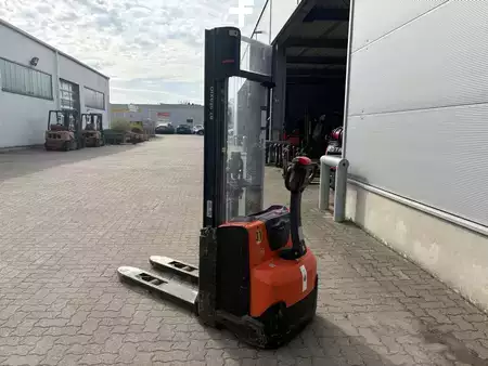 Hochhubwagen 2019  Toyota SWE 120 / Akku 97% (2)