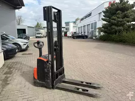 Hochhubwagen 2019  Toyota SWE 120 / Akku 97% (3)