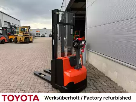 Wózek wysokiego podnoszenia 2017  Toyota SWE 120 / Akku neu! (2)