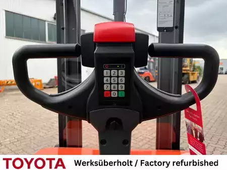 Wózek wysokiego podnoszenia 2017  Toyota SWE 120 / Akku neu! (4)