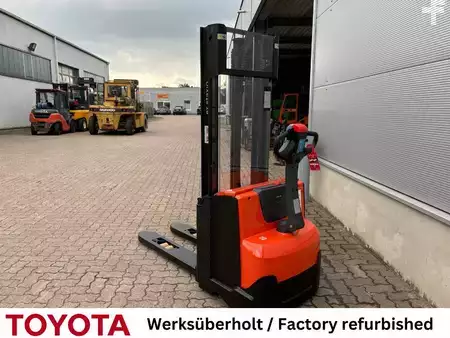 Wózek wysokiego podnoszenia 2017  Toyota SWE 120 / Akku neu! (2)