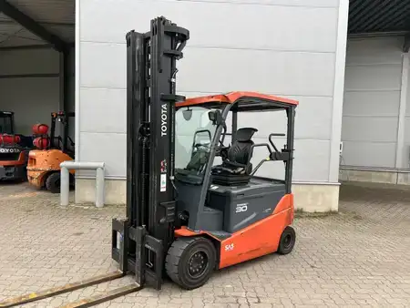 Eléctrico - 4 rodas 2015  Toyota 8 FBMT 30 / Akku 71% (1)