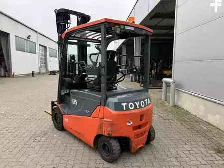 Eléctrico - 4 rodas 2015  Toyota 8 FBMT 30 / Akku 71% (2)