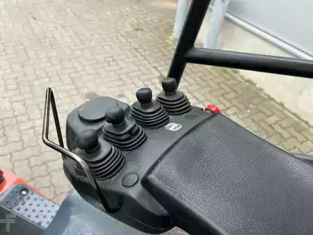 Eléctrico - 4 rodas 2015  Toyota 8 FBMT 30 / Akku 71% (5)