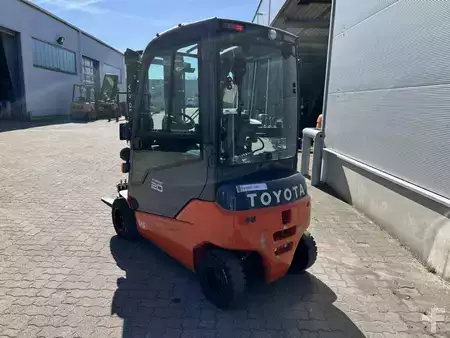 Chariots électriques à 4 roues 2020  Toyota 8 FBM 20 T / 1.240 h! (2)