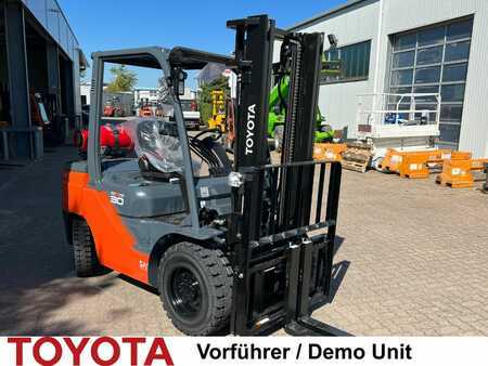 Carrelli elevatori GPL 2023  Toyota 02-8 FGF 30 / Demo (3)