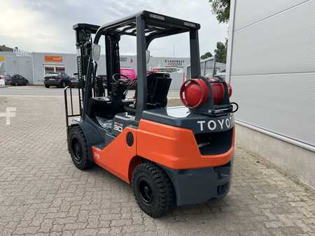 Empilhador a gás 2023  Toyota 02-8 FGF 30 (2)