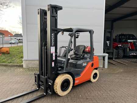 LPG Forklifts 2017  Toyota 02-8 FGF 25 (1)