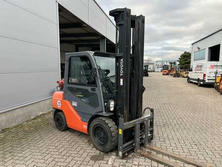 LPG Forklifts 2015  Toyota 02-8 FGF 35 / 580 Stunden!! (3)