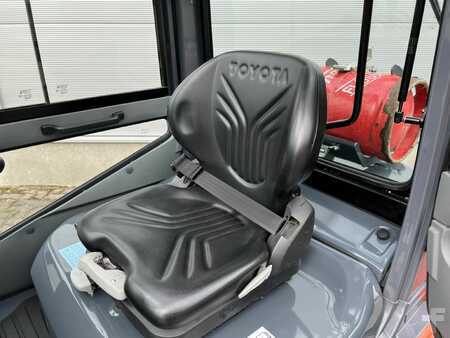 Chariots élévateurs GPL 2014  Toyota 02-8 FGF 25, 380h! (4)