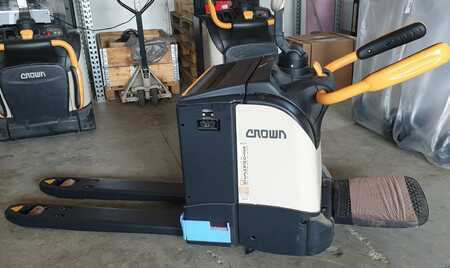 Porta-paletes elétrico 2025  Crown WT 3040 (1)