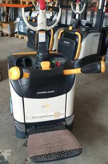 Porta-paletes elétrico 2025  Crown WT 3040 (2)