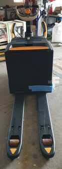 Porta-paletes elétrico 2025  Crown WT 3040 (3)