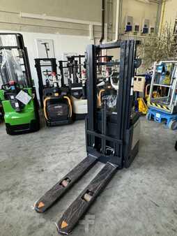 Pallet Stackers 2023  Crown DS3200 (4) 