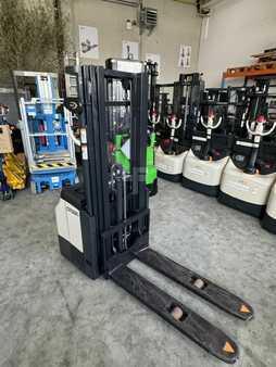Pallet Stackers 2023  Crown DS3200 (3) 