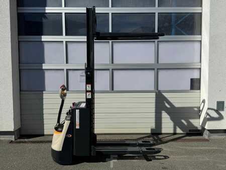 Apilador eléctrico 2023  Crown DS 3040 LI ION (2)