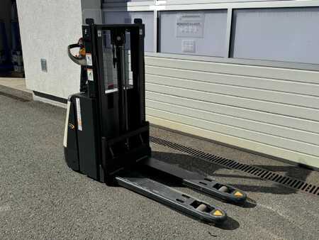 Apilador eléctrico 2023  Crown DS 3040 LI ION (3)