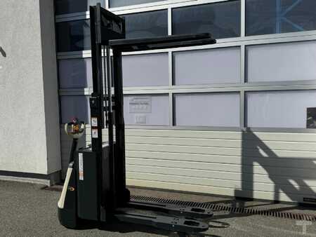 Apilador eléctrico 2023  Crown DS 3040 LI ION (4)