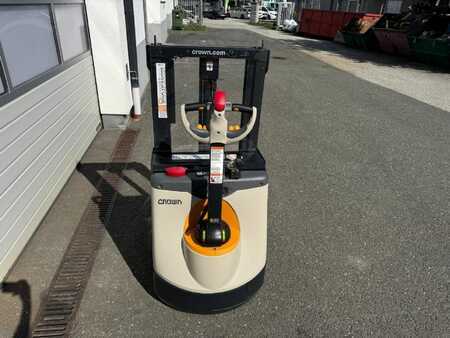 Apilador eléctrico 2023  Crown DS 3040 LI ION (6)