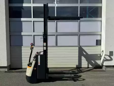 Ruční vysokozdvižný vozík 2023  Crown DS 3040 LI ION (2)